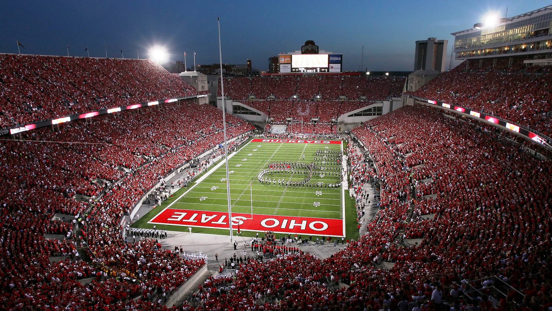 城市篮球夜场赛不断创新,吸引年轻群体热情参与,篮球场夜景图片真实